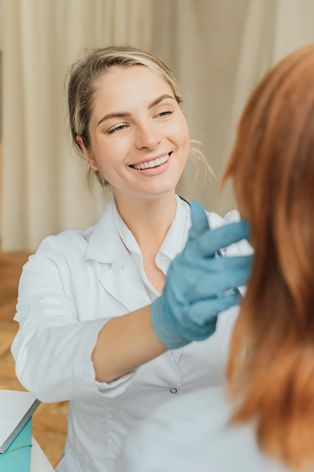 Infirmiere souriante avec une patiente