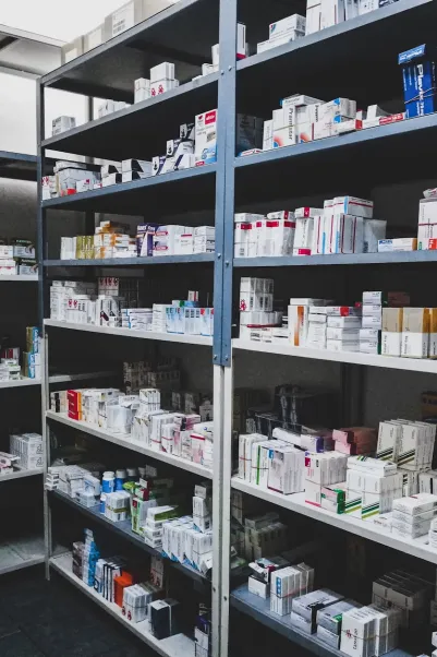 Étagères remplies de médicaments