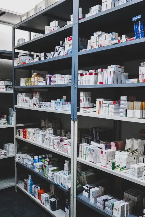 Étagères remplies de médicaments