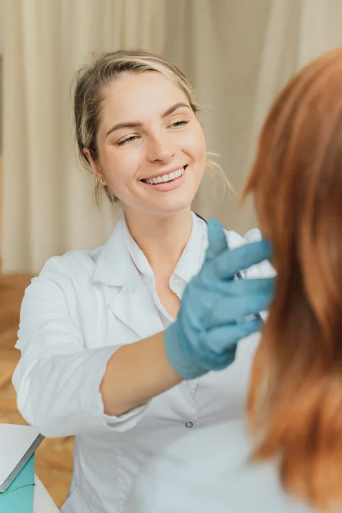Infirmiere souriante avec une patiente