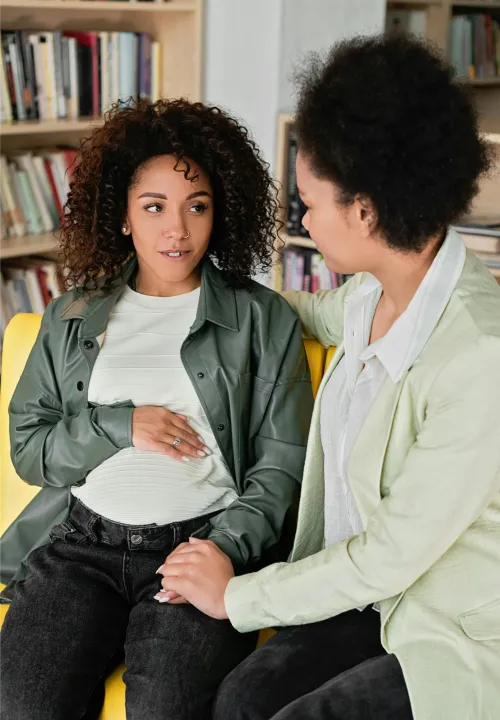 Une femme enceinte qui en accompagner par une professionnelle de sante