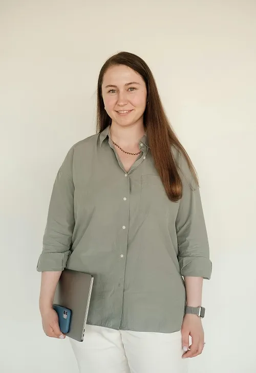 Jeune fille souriante en chemise verte