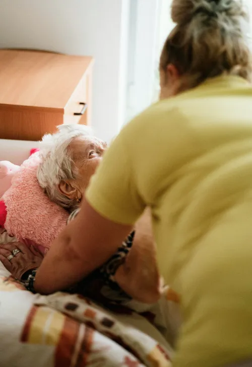 Services montrant une infirmière avec une patiente âgée