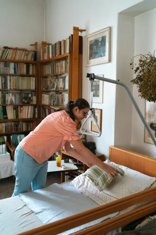 Une aide à domicile aidant une personne âgée