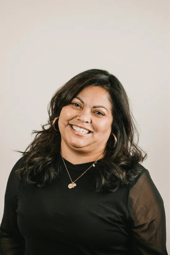 portrait femme souriante en t-shirt noir 2