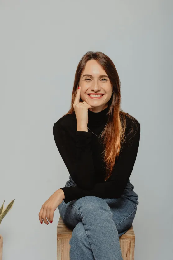 portrait femme souriante sur un tabouret