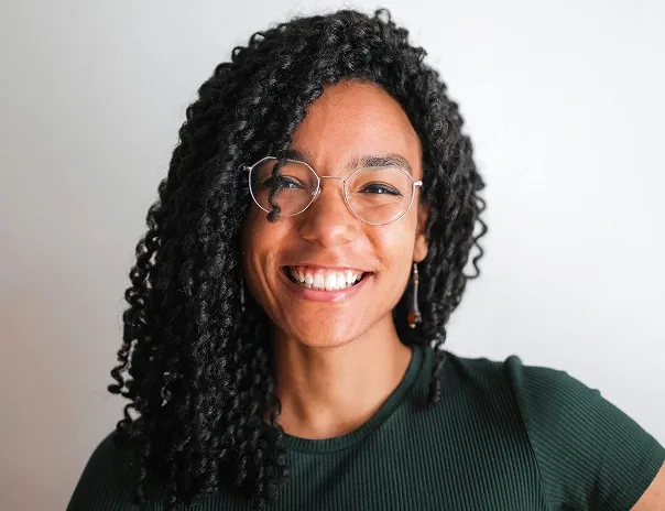 portrait femme souriante en chemise verte